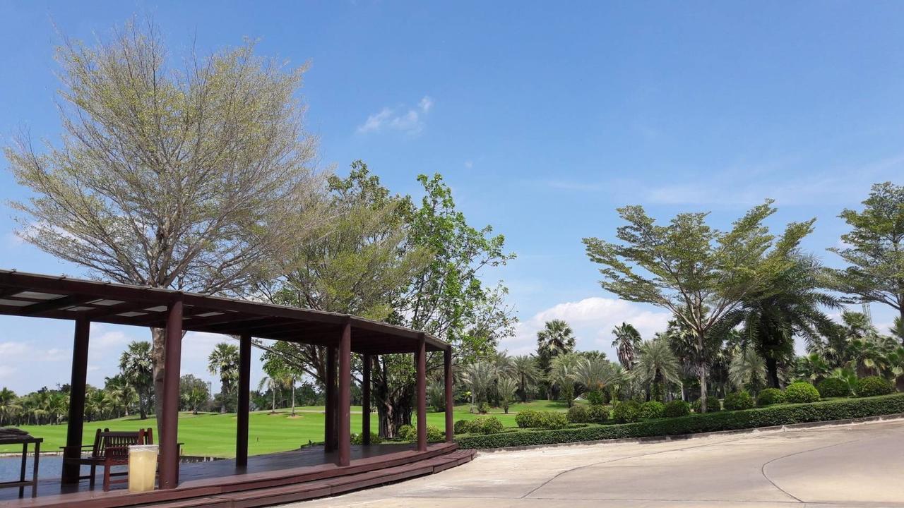 Maison d'hôtes Suwan Golf & Country Club à Nakhon Chai Si Extérieur photo